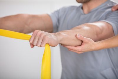 Vaje z elastičnim trakom pod vodstvom fizioterapevta