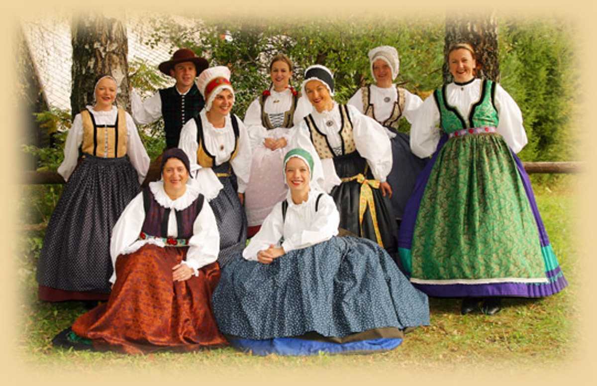 Člani kulturnega društva Triglav v ljudskih nošah